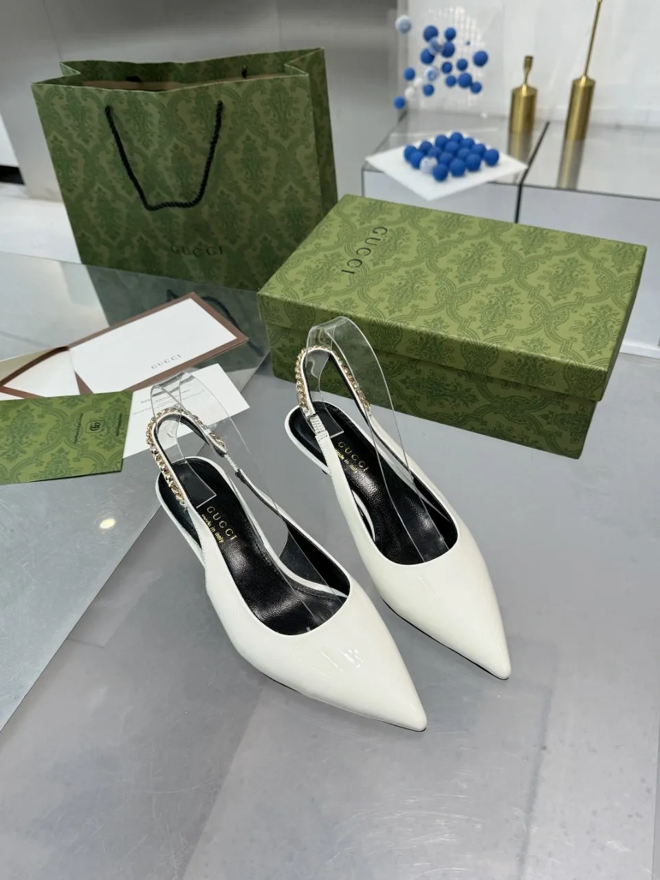 👟👟Ex-factory price 440👟👟 (genuine leather sole +40) Gucci Signoria pumps are named after the central square of Florence, recreating the classic and elegant style of the birthplace of the brand. Combining shiny patent leather with a pointed toe, these shoes are embellished with Gucci's signature chain, adding a stylish edge to your new season wardrobe. Upper: Made of first-layer imported patent cowhide/sheepskin lining. Outsole: rubber non-slip outsole/genuine leather outsole. Size: 35-42 (34/41 42 customized, non-refundable)